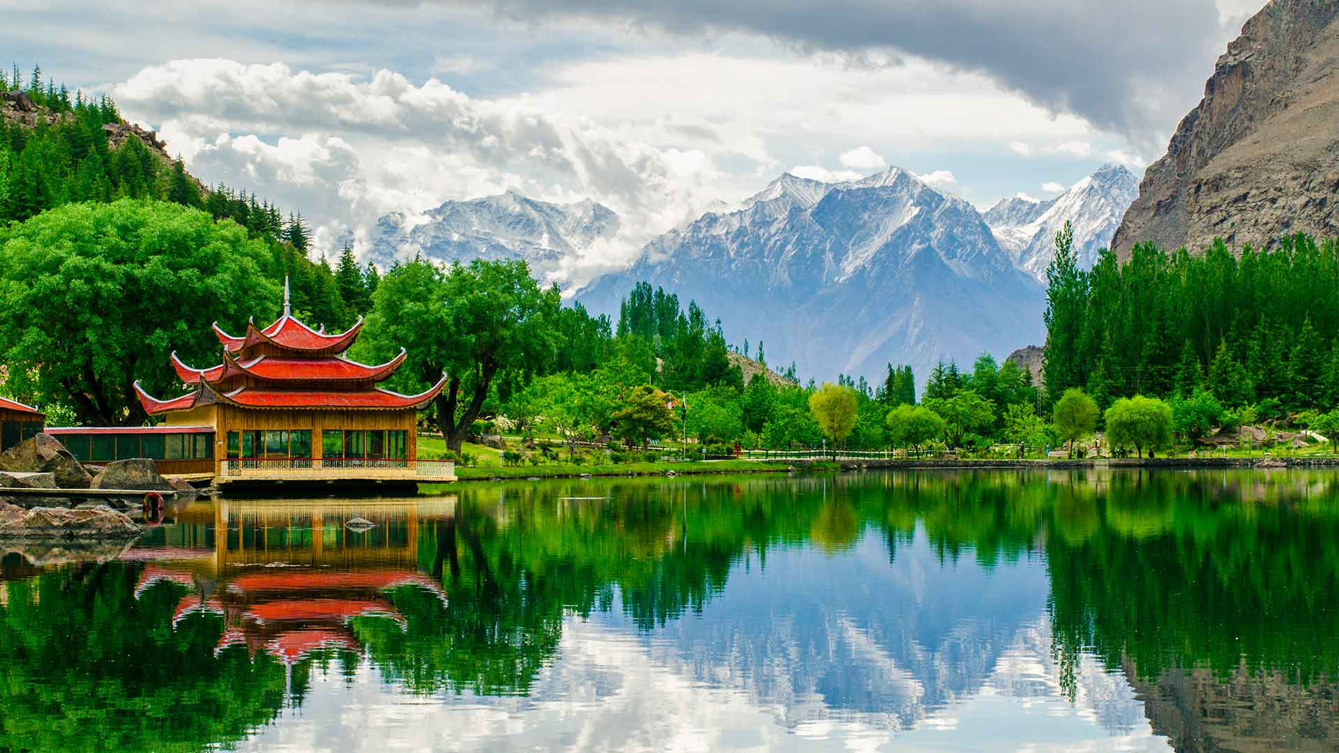       Lake Saiful Muluk